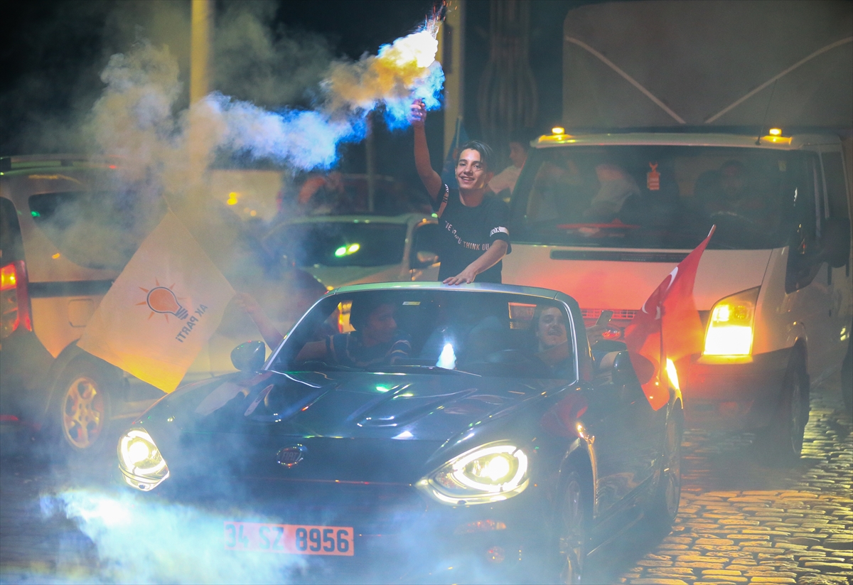 İzmir'de AK Partili vatandaşlar kutlamalara başladı