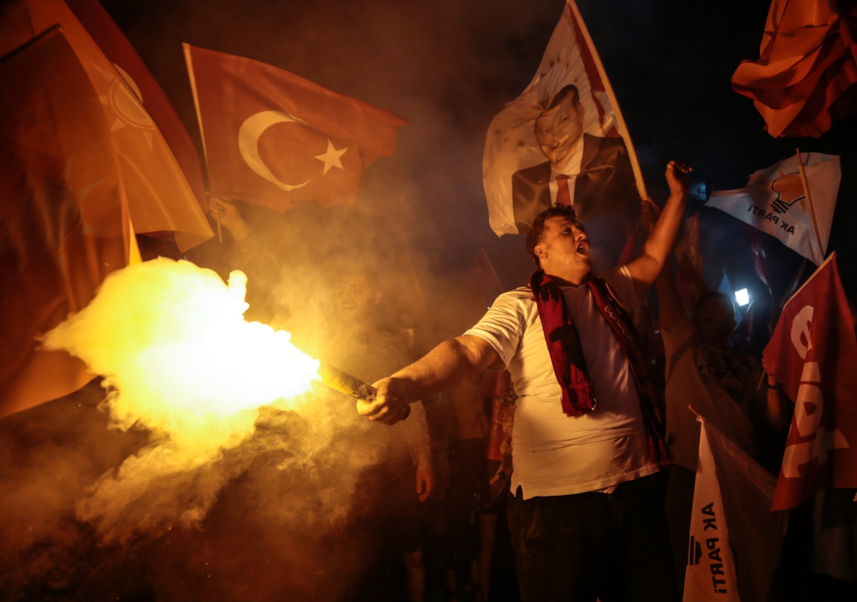 İzmir'de AK Partili vatandaşlar kutlamalara başladı