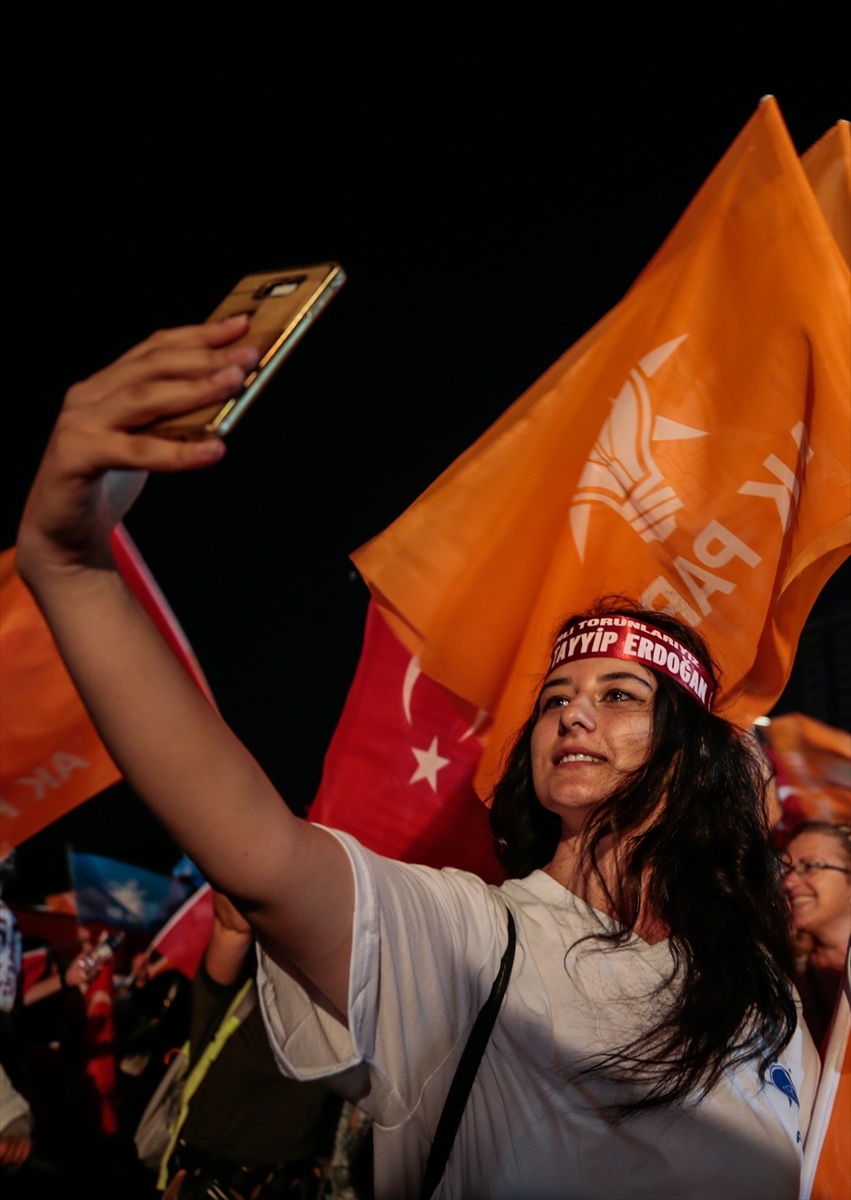 İzmir'de AK Partili vatandaşlar kutlamalara başladı