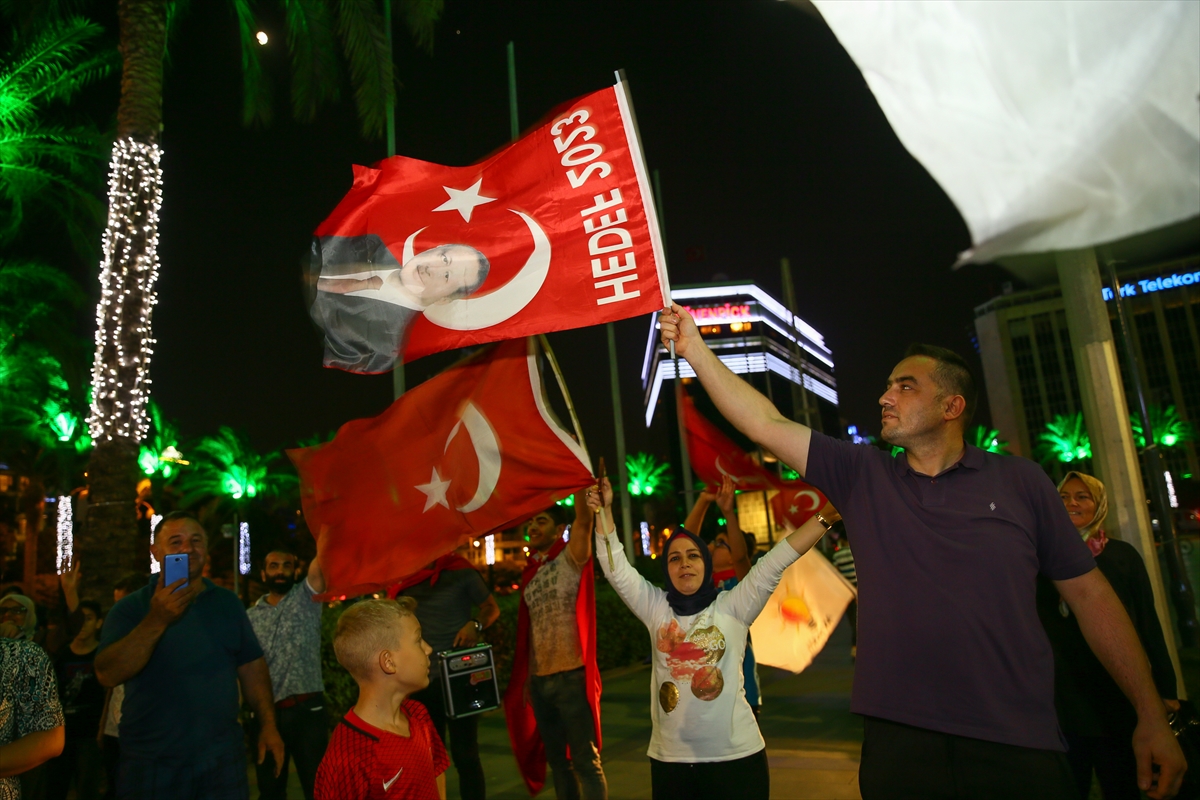 İzmir'de AK Partili vatandaşlar kutlamalara başladı