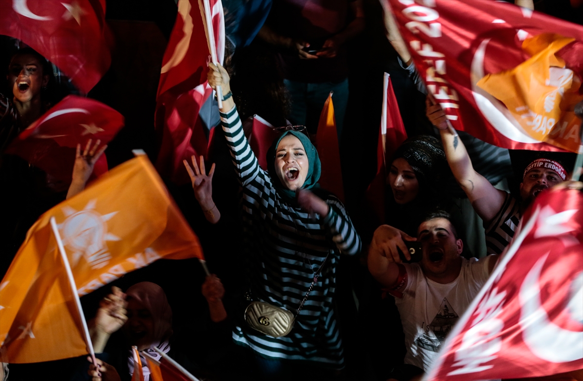 İzmir'de AK Partili vatandaşlar kutlamalara başladı
