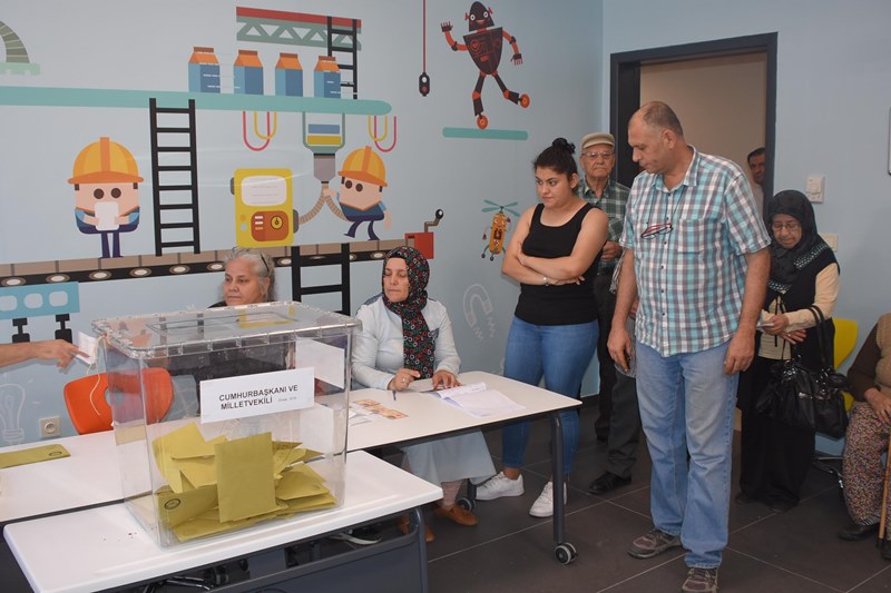 İzmirliler sandık başında