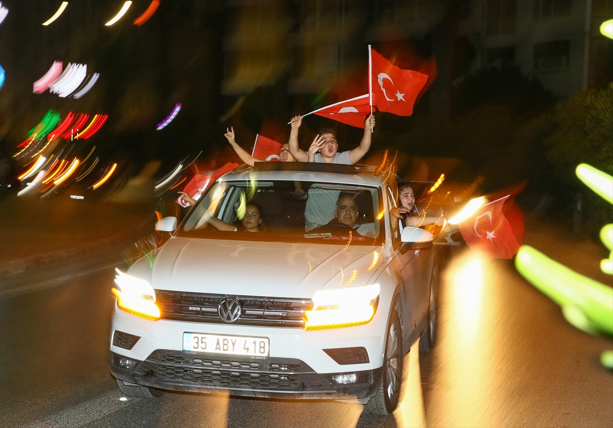 İzmir'de AK Partili vatandaşlar kutlamalara başladı