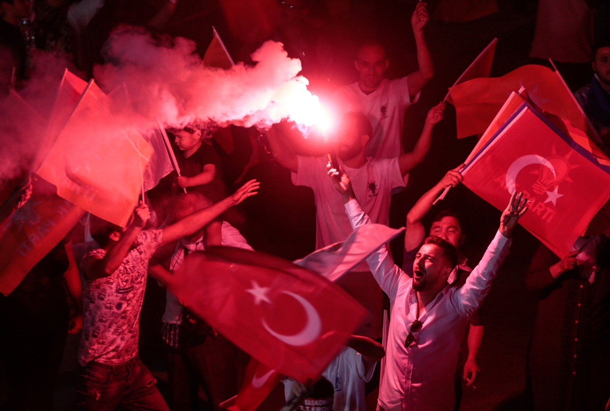 İzmir'de AK Partili vatandaşlar kutlamalara başladı