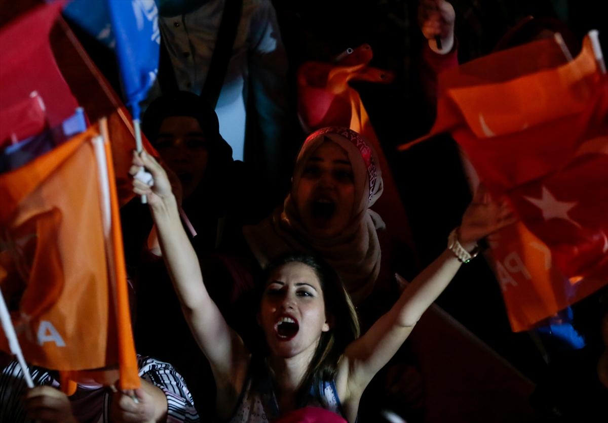 İzmir'de AK Partili vatandaşlar kutlamalara başladı