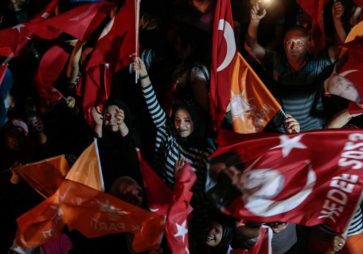 İzmir'de AK Partili vatandaşlar kutlamalara başladı