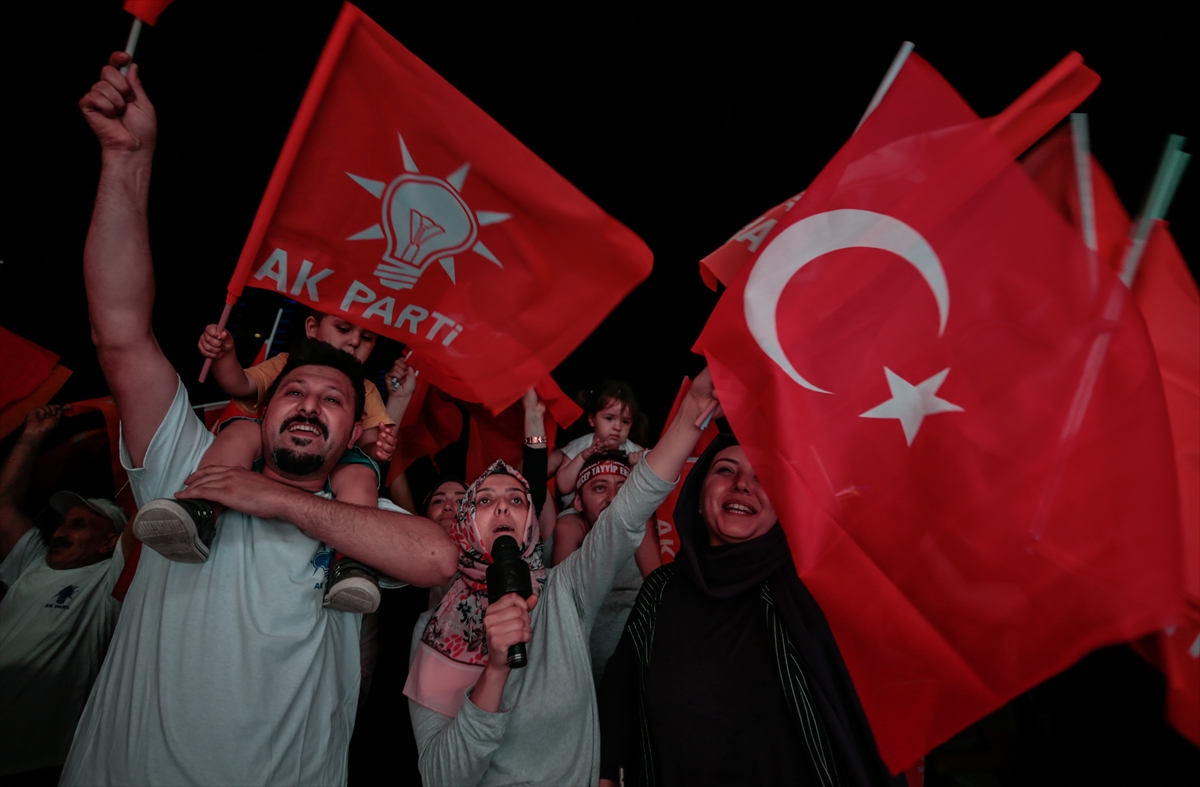 İzmir'de AK Partili vatandaşlar kutlamalara başladı