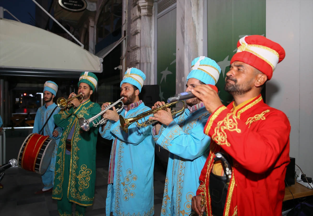 İzmir'de AK Partili vatandaşlar kutlamalara başladı