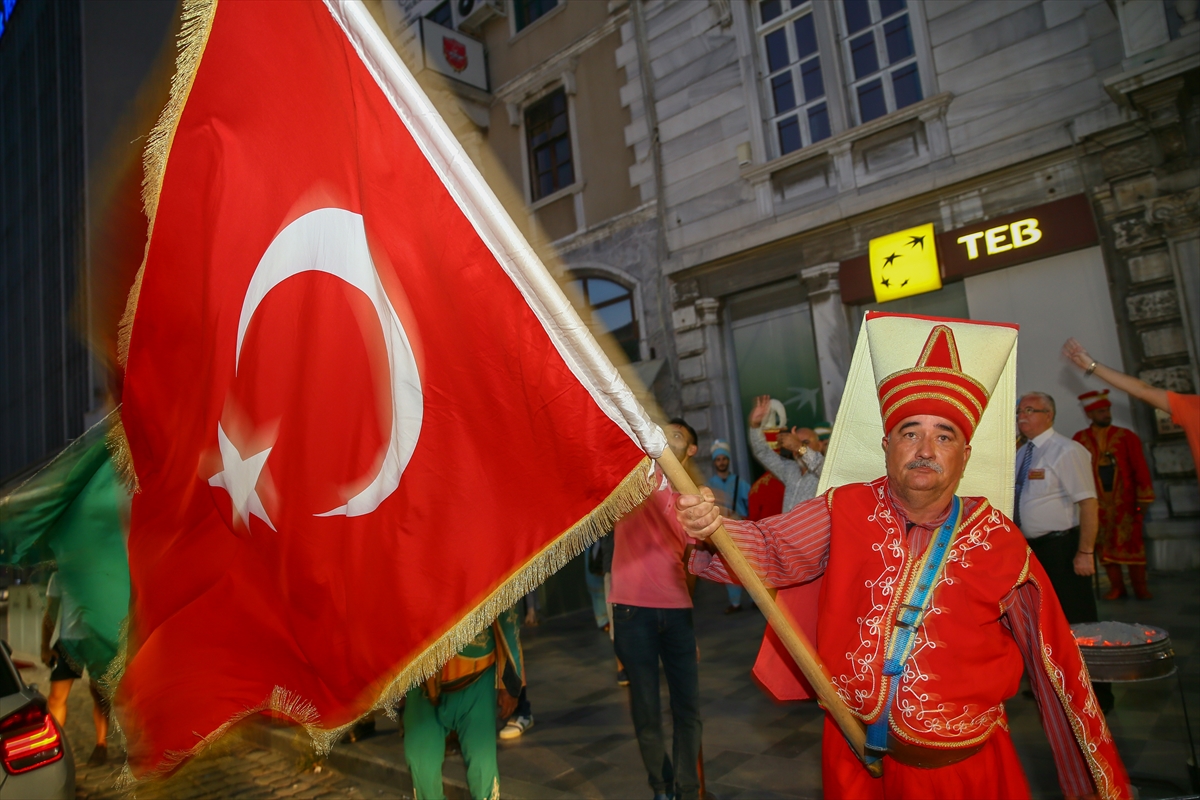 İzmir'de AK Partili vatandaşlar kutlamalara başladı