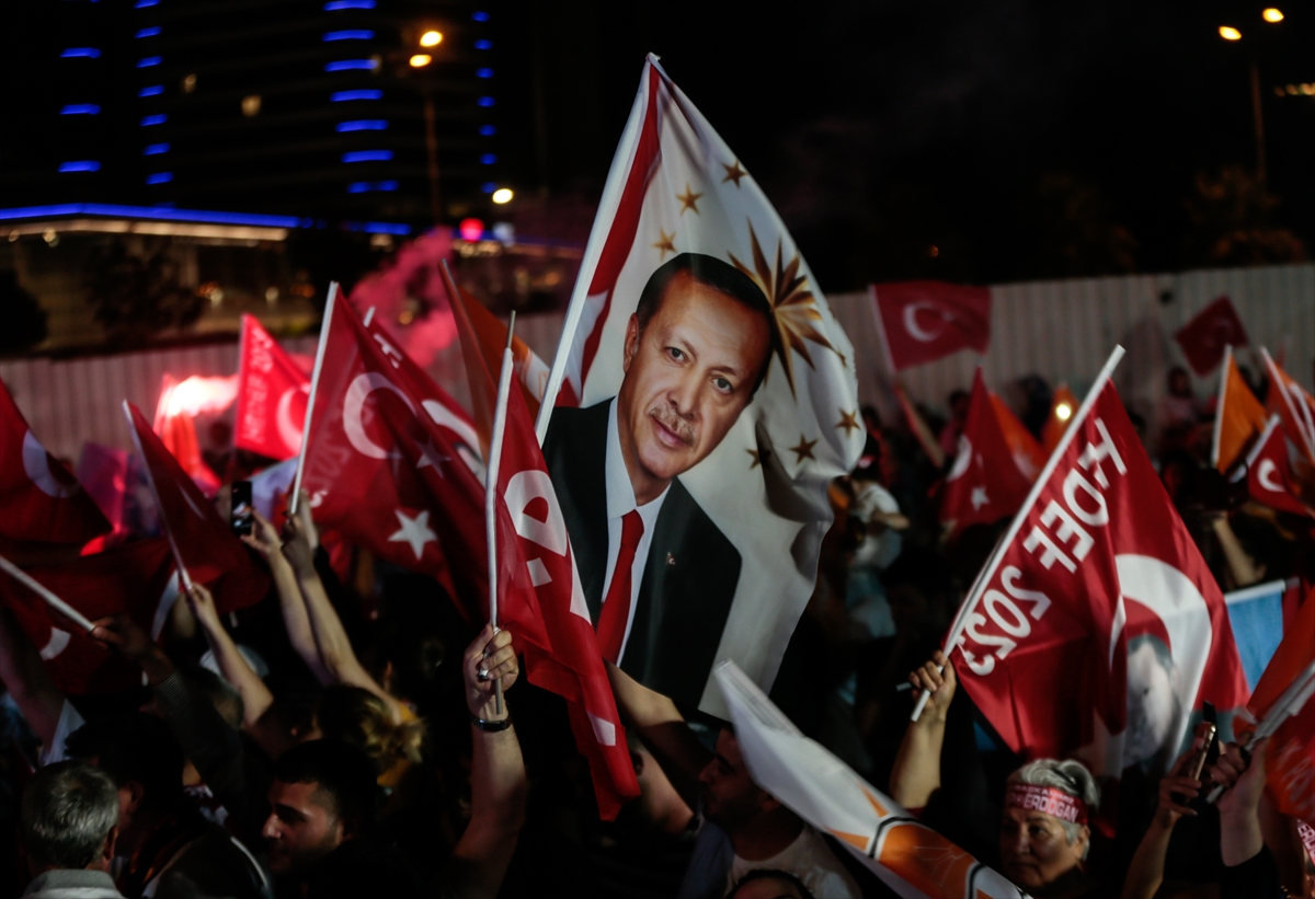 İzmir'de AK Partili vatandaşlar kutlamalara başladı