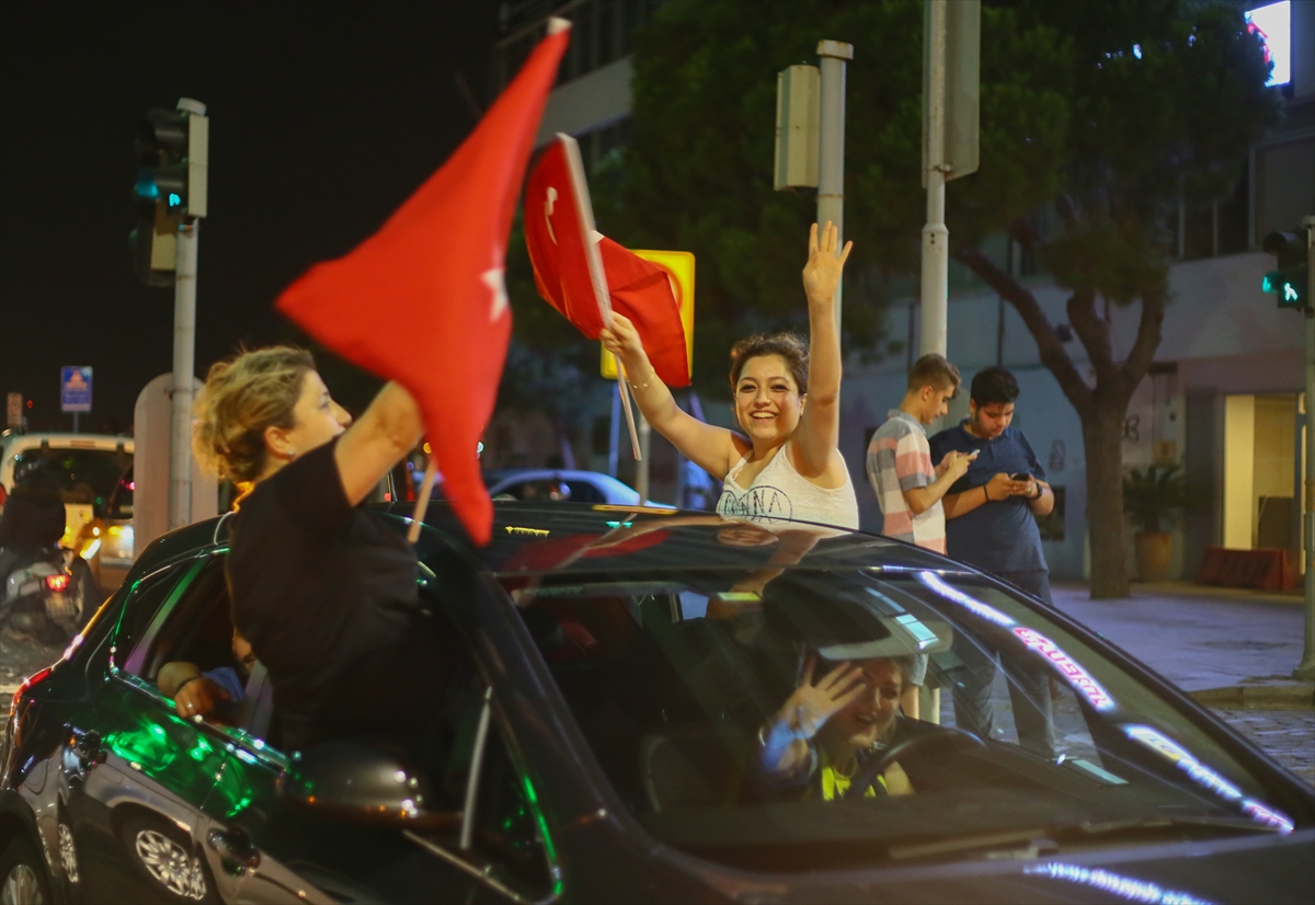 İzmir'de AK Partili vatandaşlar kutlamalara başladı