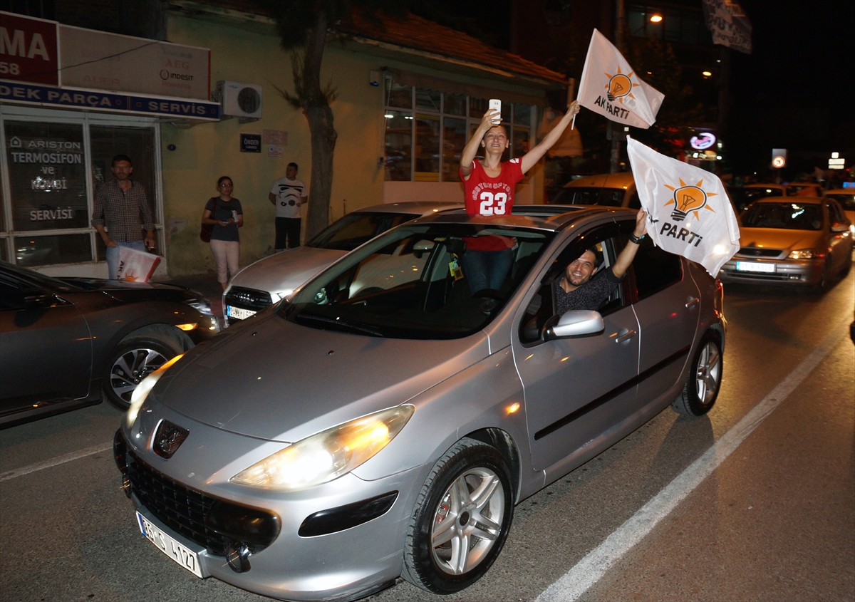 İzmir'de AK Partili vatandaşlar kutlamalara başladı