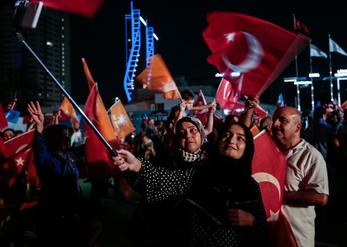 İzmir'de AK Partili vatandaşlar kutlamalara başladı