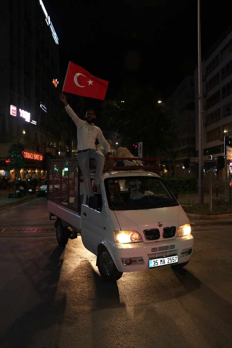 İzmir'de AK Partili vatandaşlar kutlamalara başladı