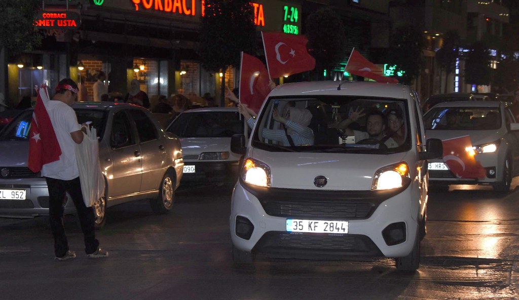 İzmir'de AK Partili vatandaşlar kutlamalara başladı