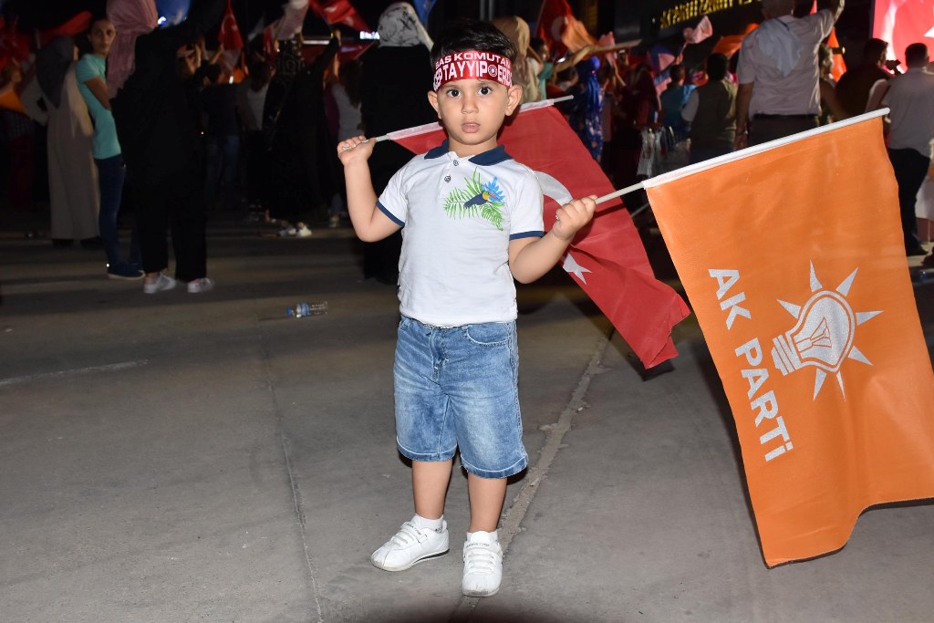 İzmir'de AK Partili vatandaşlar kutlamalara başladı