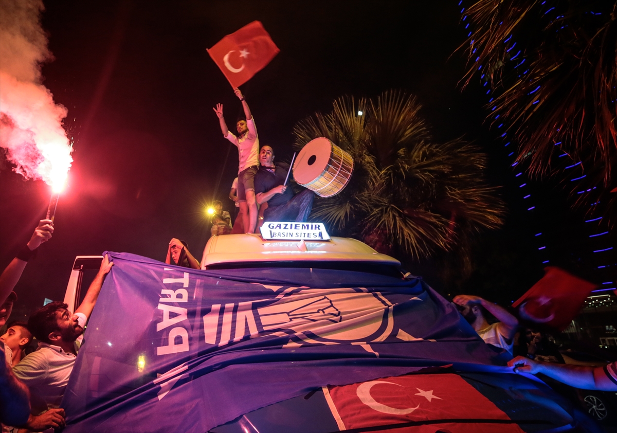 İzmir'de AK Partili vatandaşlar kutlamalara başladı