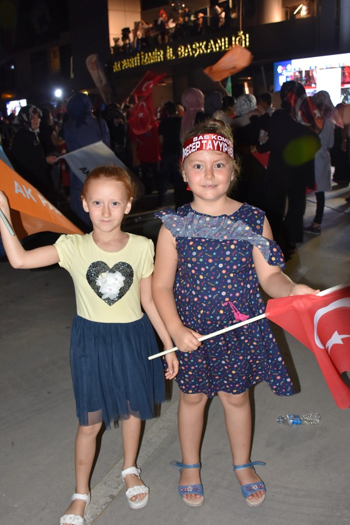 İzmir'de AK Partili vatandaşlar kutlamalara başladı