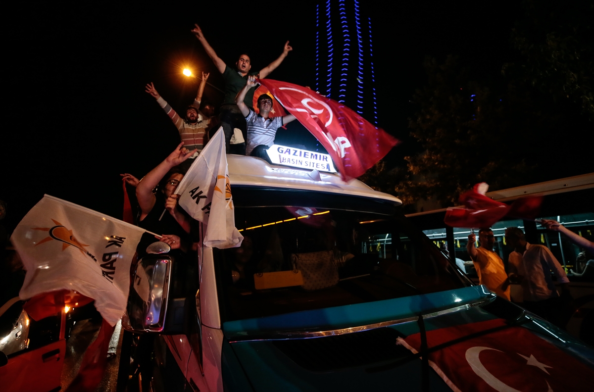 İzmir'de AK Partili vatandaşlar kutlamalara başladı