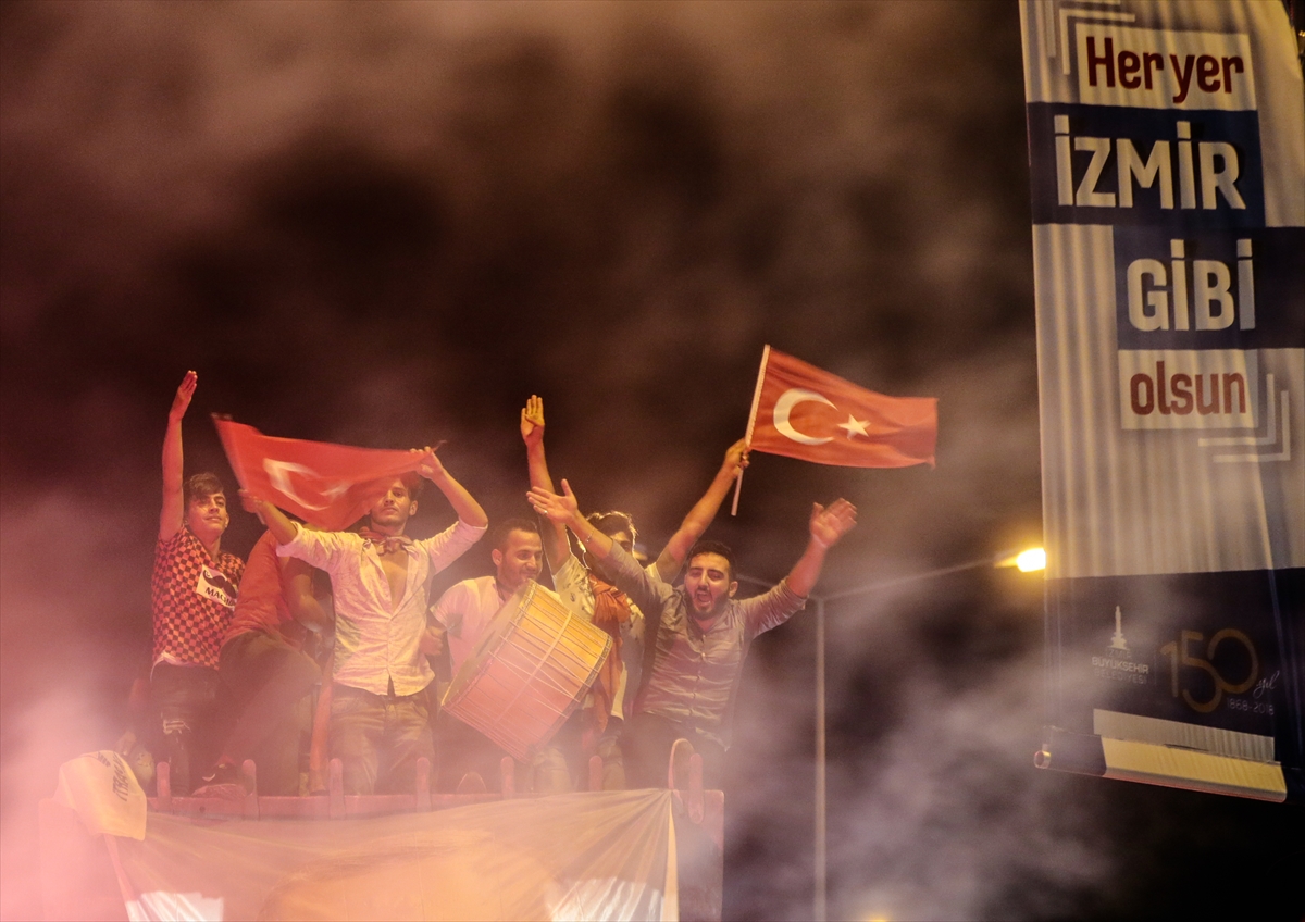 İzmir'de AK Partili vatandaşlar kutlamalara başladı
