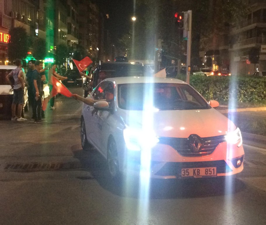 İzmir'de AK Partili vatandaşlar kutlamalara başladı