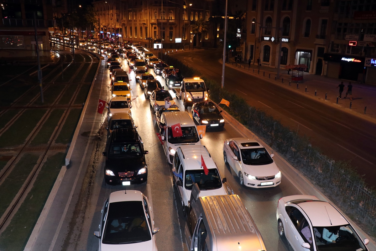 İzmir'de AK Partili vatandaşlar kutlamalara başladı