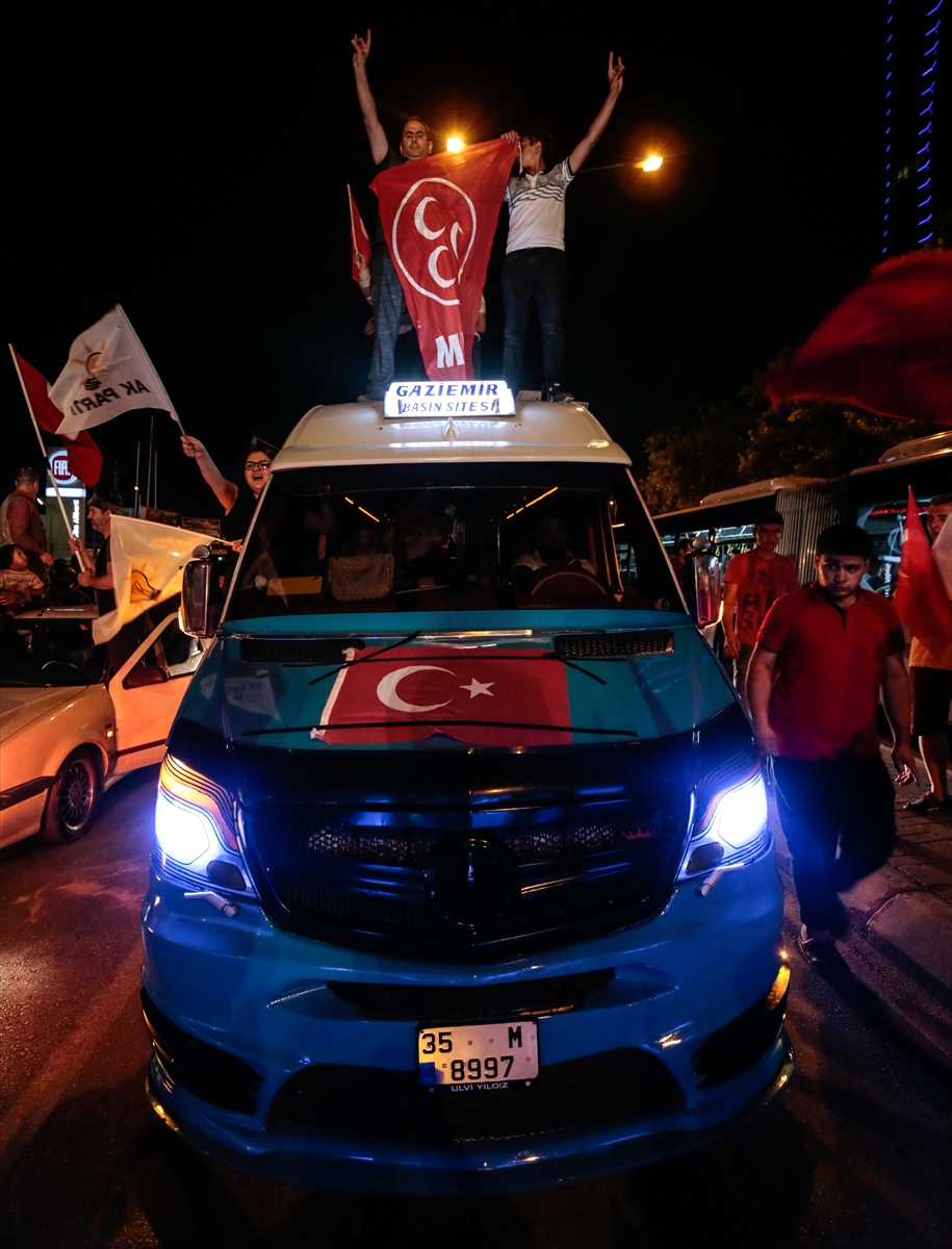 İzmir'de AK Partili vatandaşlar kutlamalara başladı