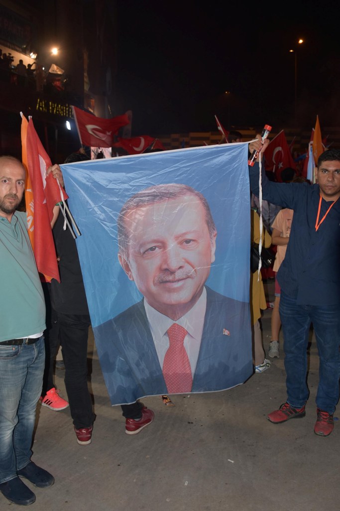 İzmir'de AK Partili vatandaşlar kutlamalara başladı