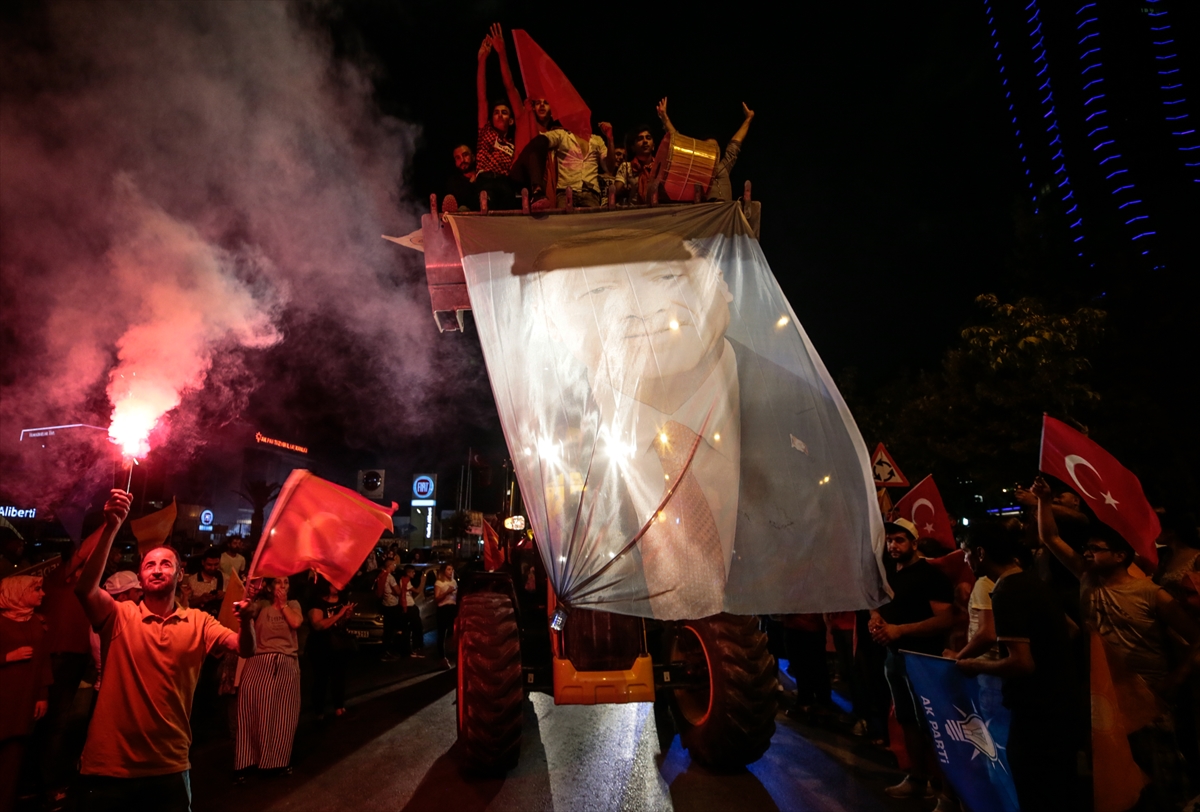 İzmir'de AK Partili vatandaşlar kutlamalara başladı