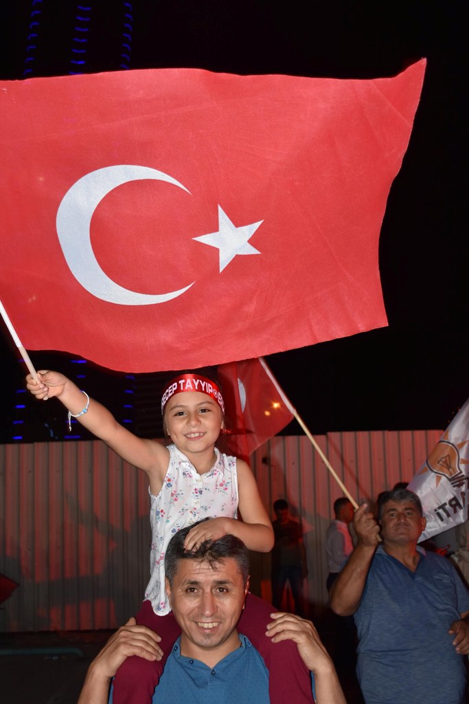 İzmir'de AK Partili vatandaşlar kutlamalara başladı