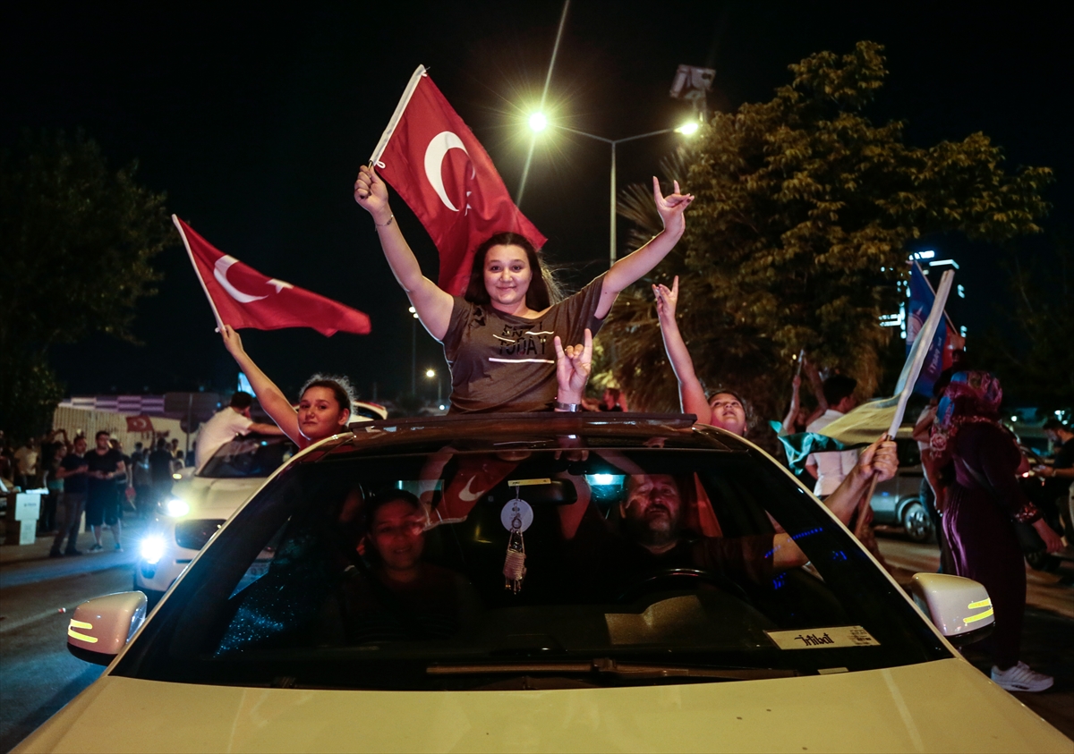 İzmir'de AK Partili vatandaşlar kutlamalara başladı