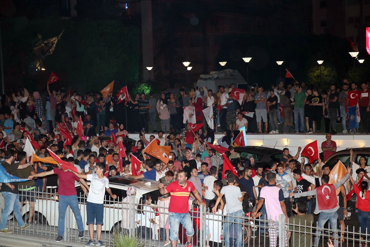 İzmir'de AK Partili vatandaşlar kutlamalara başladı