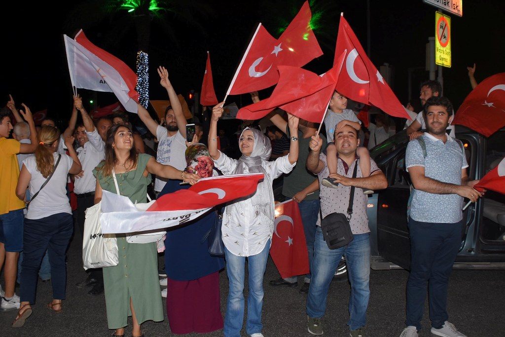 İzmir'de AK Partili vatandaşlar kutlamalara başladı