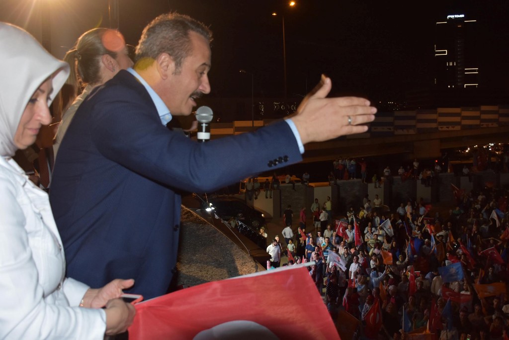 İzmir'de AK Partili vatandaşlar kutlamalara başladı