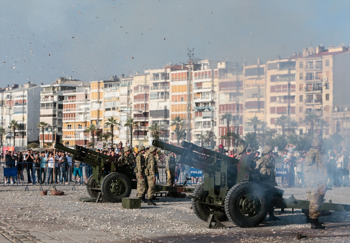 İzmir'de 101 pare top atışı yapıldı