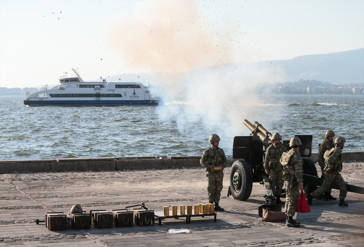 İzmir'de 101 pare top atışı yapıldı