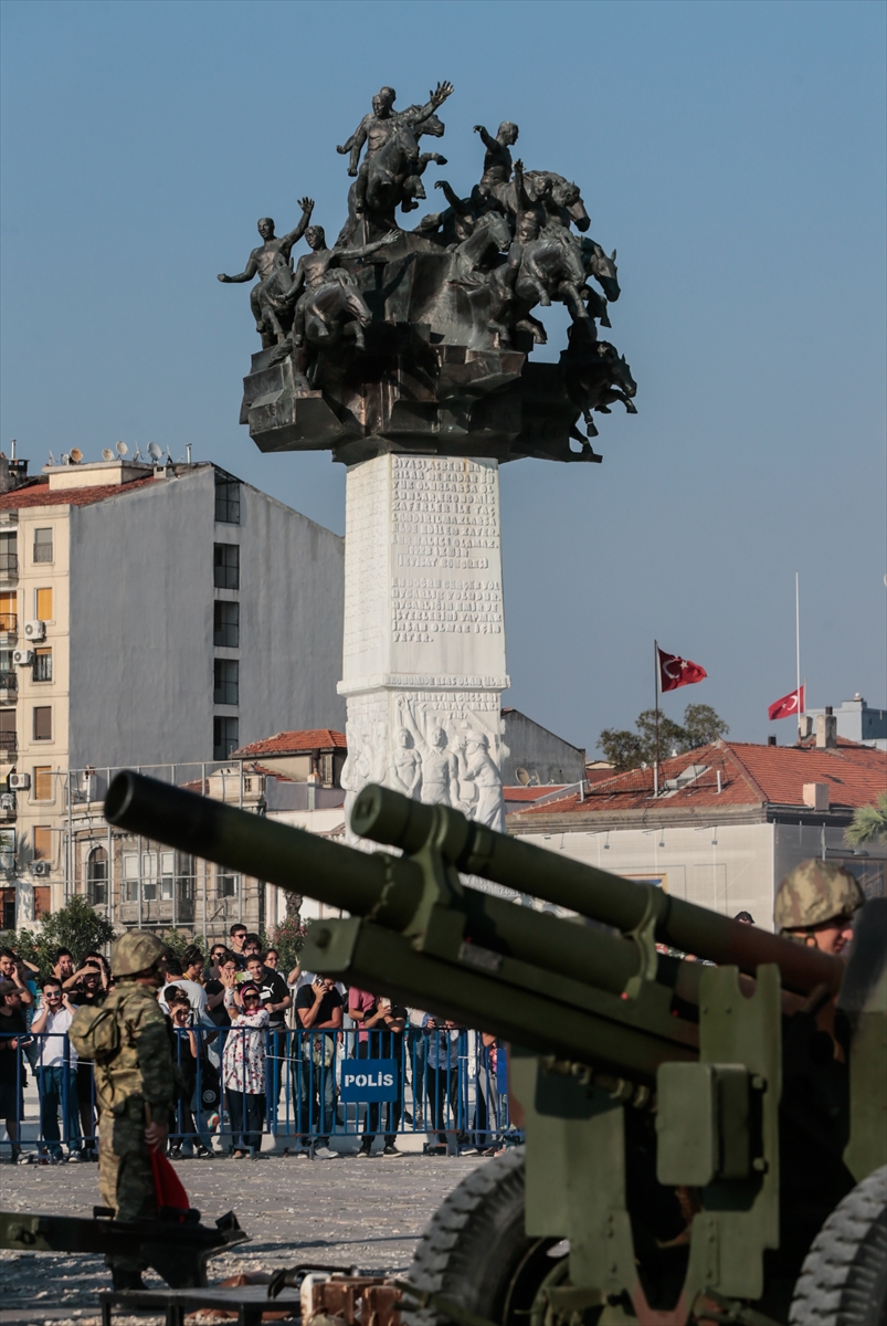 İzmir'de 101 pare top atışı yapıldı