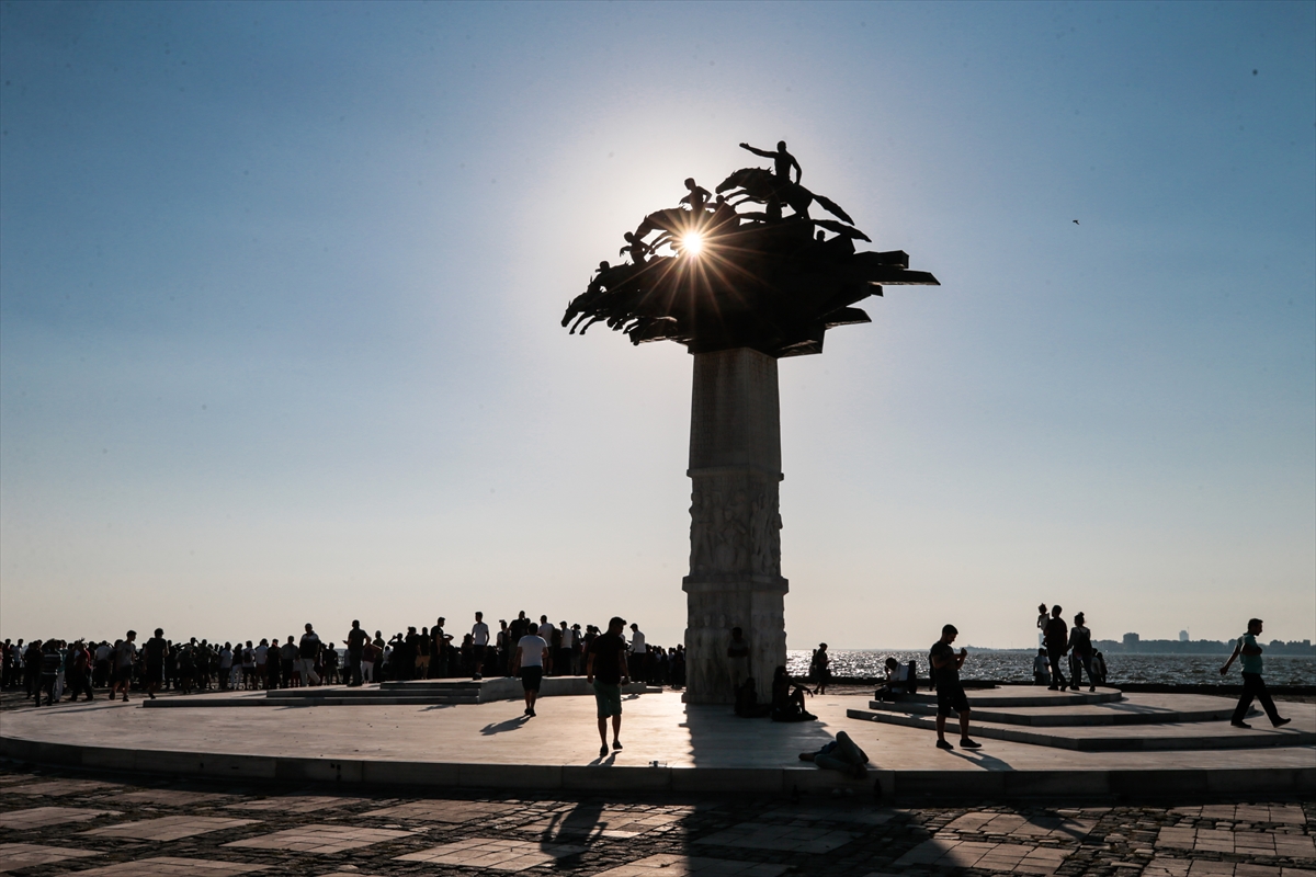 İzmir'de 101 pare top atışı yapıldı