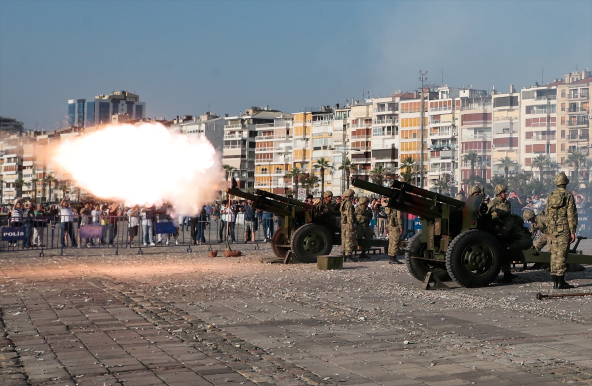 İzmir'de 101 pare top atışı yapıldı