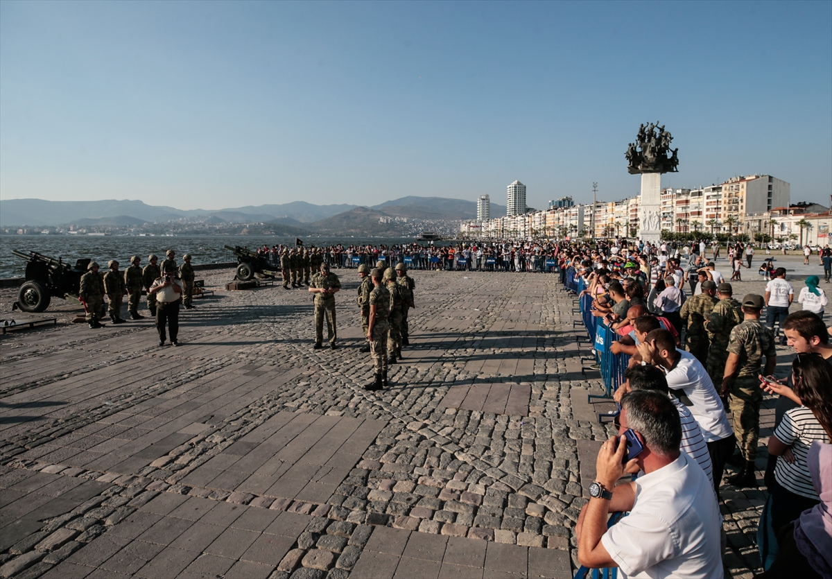 İzmir'de 101 pare top atışı yapıldı