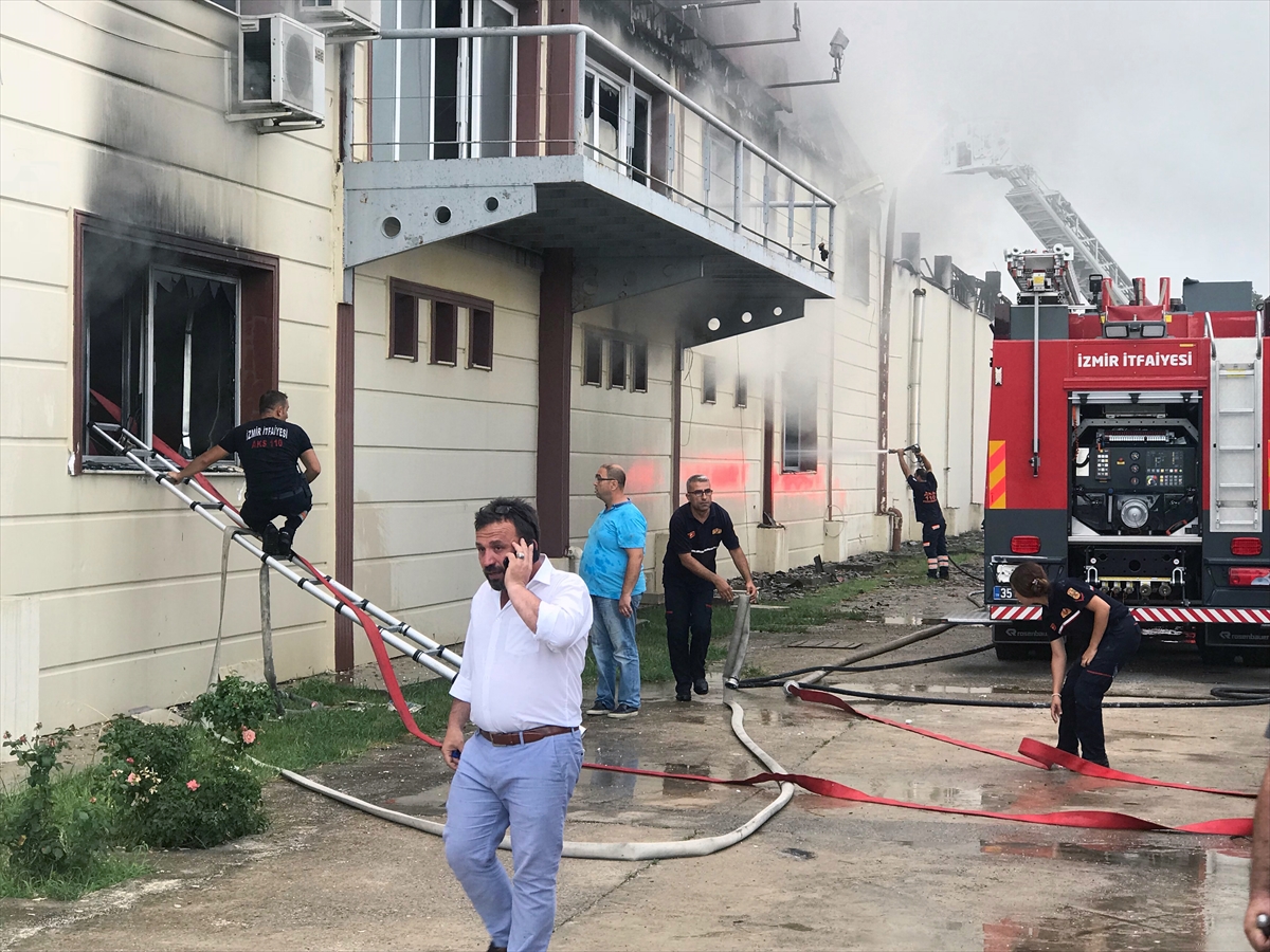 İzmir'de mobilya fabrikası kül oldu