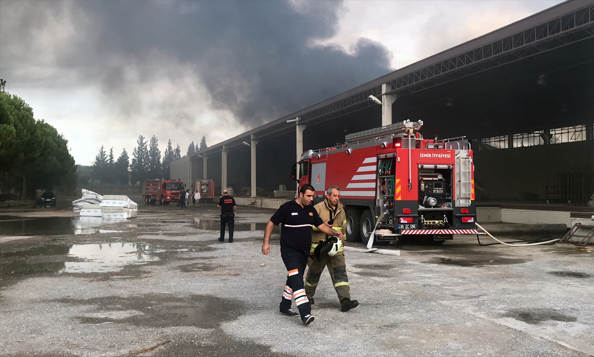 İzmir'de mobilya fabrikası kül oldu