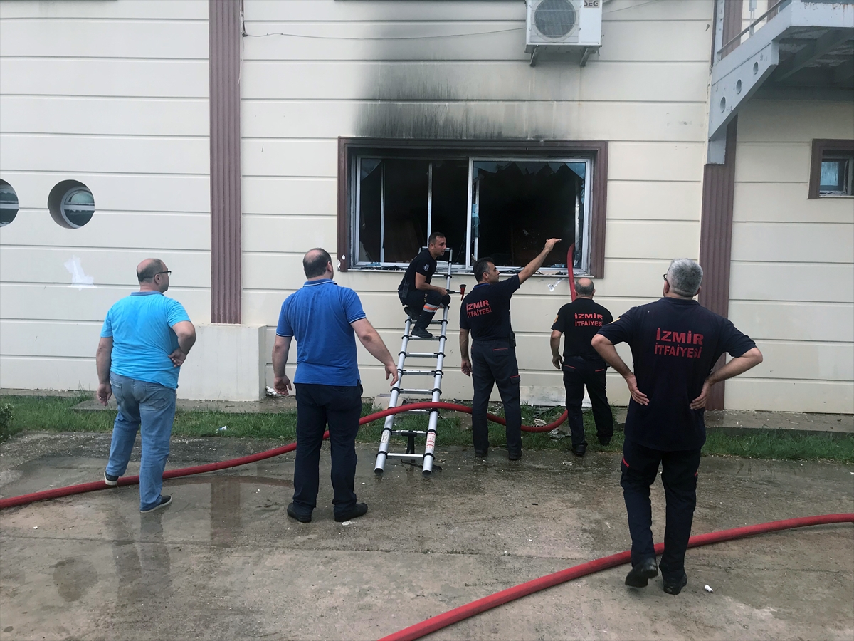 İzmir'de mobilya fabrikası kül oldu