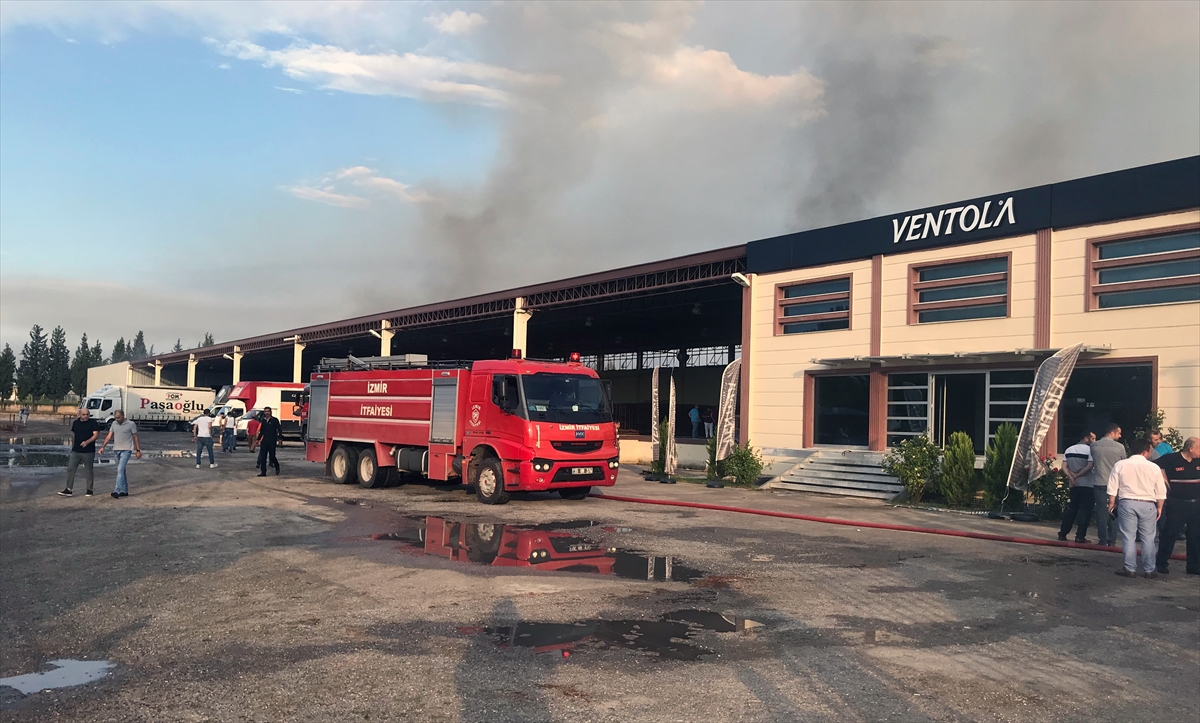 İzmir'de mobilya fabrikası kül oldu