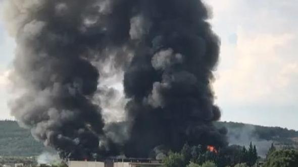 İzmir'de mobilya fabrikası kül oldu