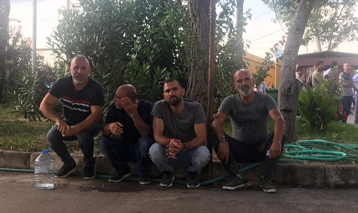 İzmir'de mobilya fabrikası kül oldu