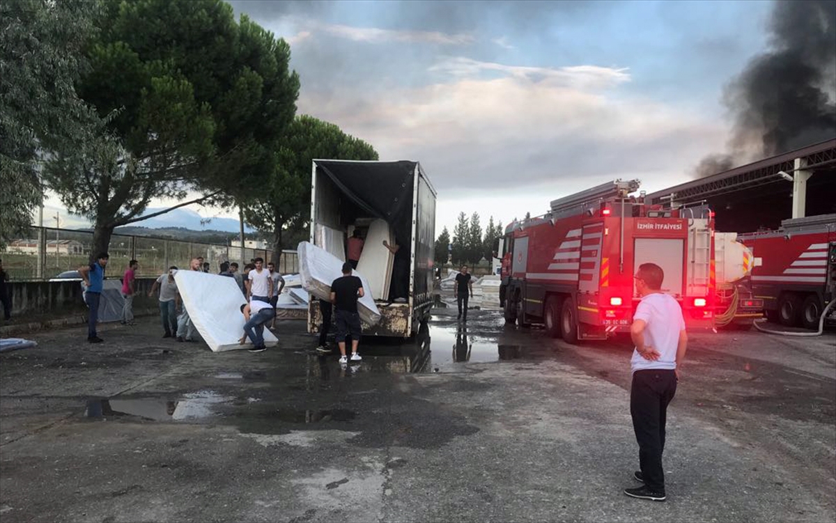 İzmir'de mobilya fabrikası kül oldu