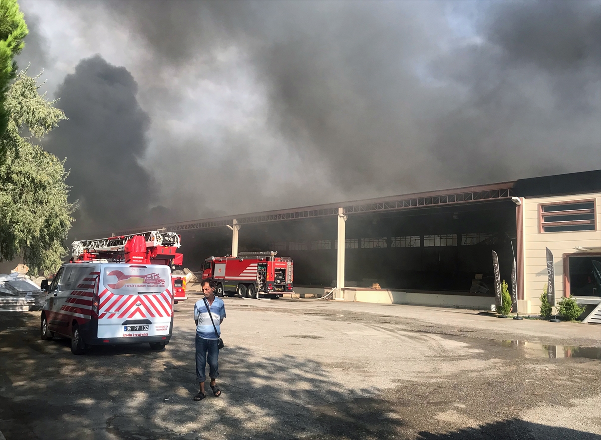 İzmir'de mobilya fabrikası kül oldu