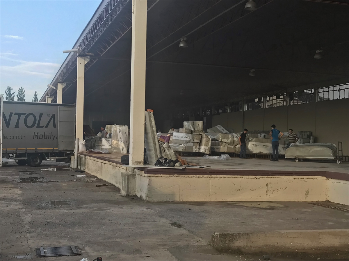İzmir'de mobilya fabrikası kül oldu