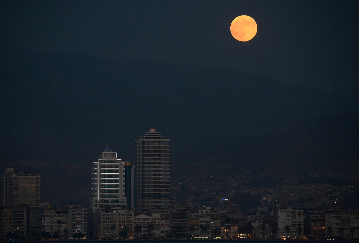İzmir'de Kanlı Ay Tutulması